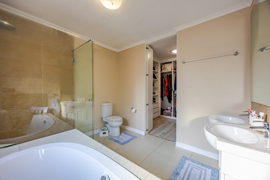 4 Bedroom Property for Sale in Flamingo Vlei Western Cape